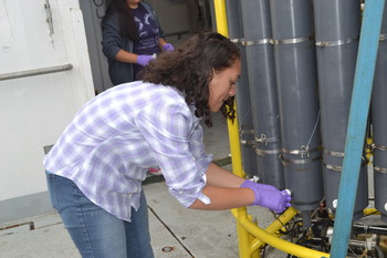 Sampling Fluids At the Oregon Offshore Site