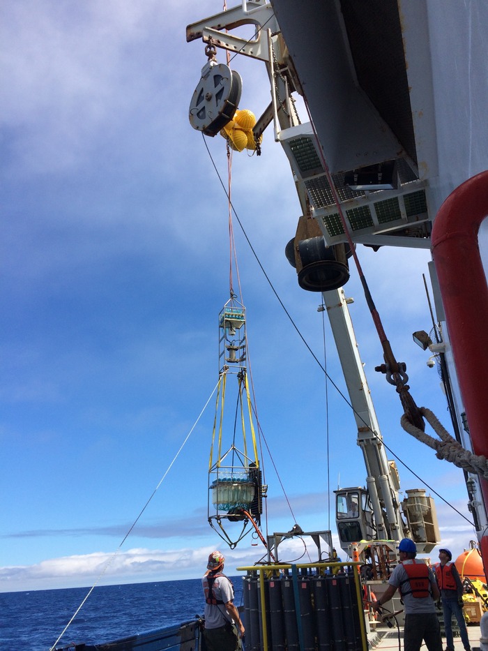 Retrieving fluid sampler of hydrothermal vents 